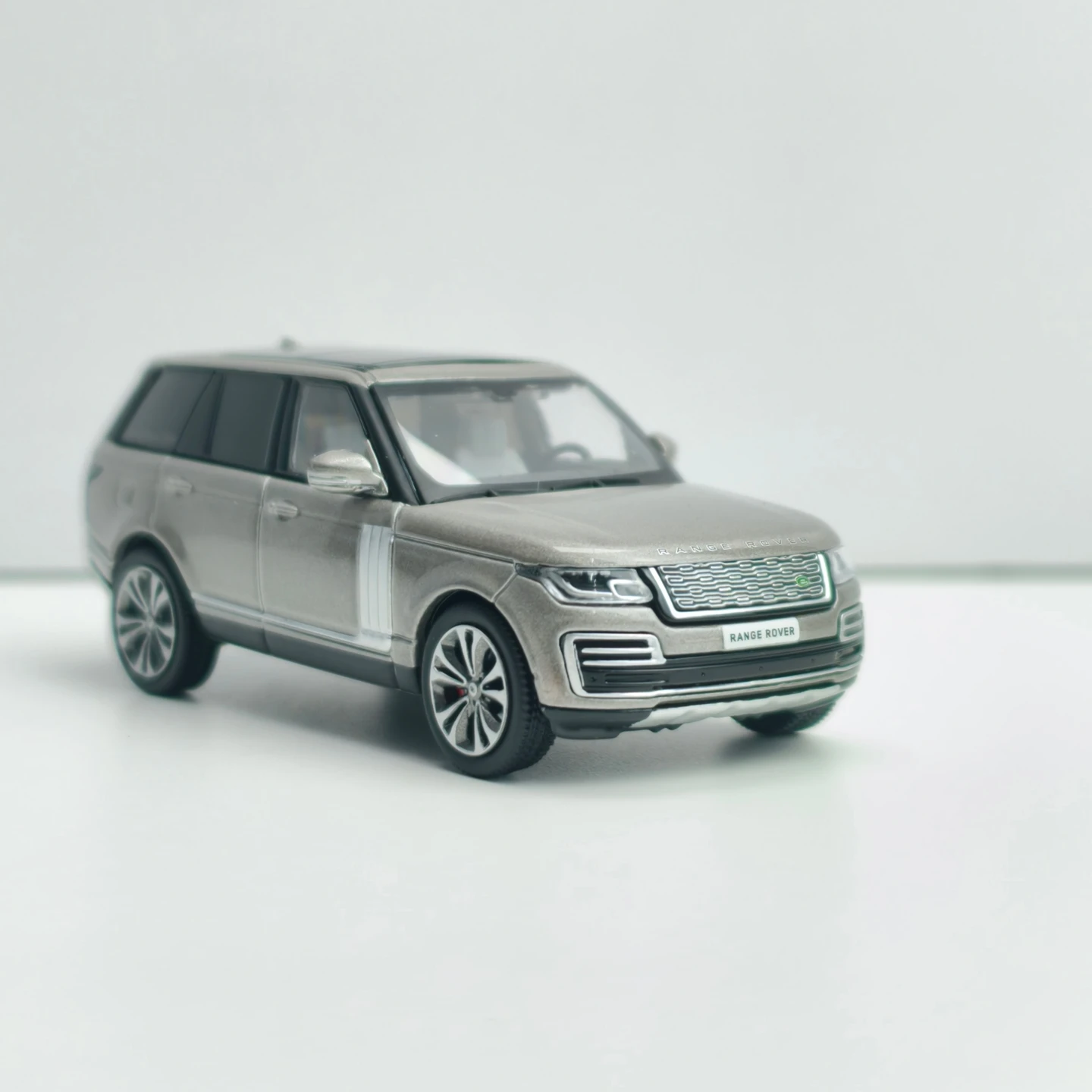 1: 64 simulation 2020 Land Rover Range Rover alloy off-road vehicle model car decoration collection gift desktop decoration