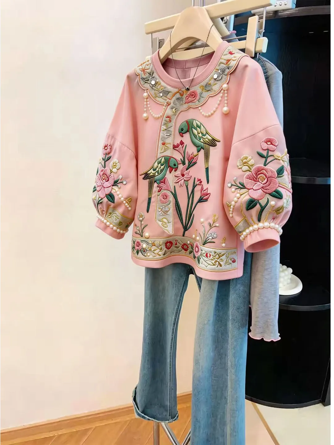 Elegant Versatile High-End Top European Style Women's Fashion Autumn 2026 Commute Korean Loose Fit Creative Pattern Printed