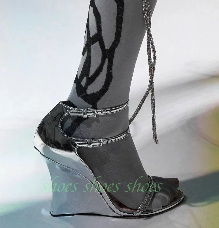 Sandalias de Plataforma con Tacón de Cuña para Mujer, Estilo Y2K, de Cuero Plateado Metálico con Efecto Espejo, Dos Correas, Punta Abierta y Doble Hebilla en el Tobillo