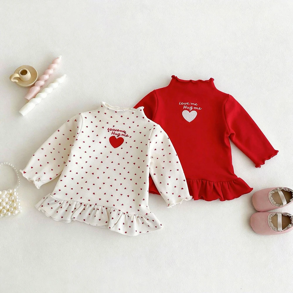 

Детская футболка с длинным рукавом и принтом «Сердечки», новинка 2026 года, весенняя, с рюшами по низу, воротником-стойкой и принтом в горошек, пуловер, базовая кофта для девочек