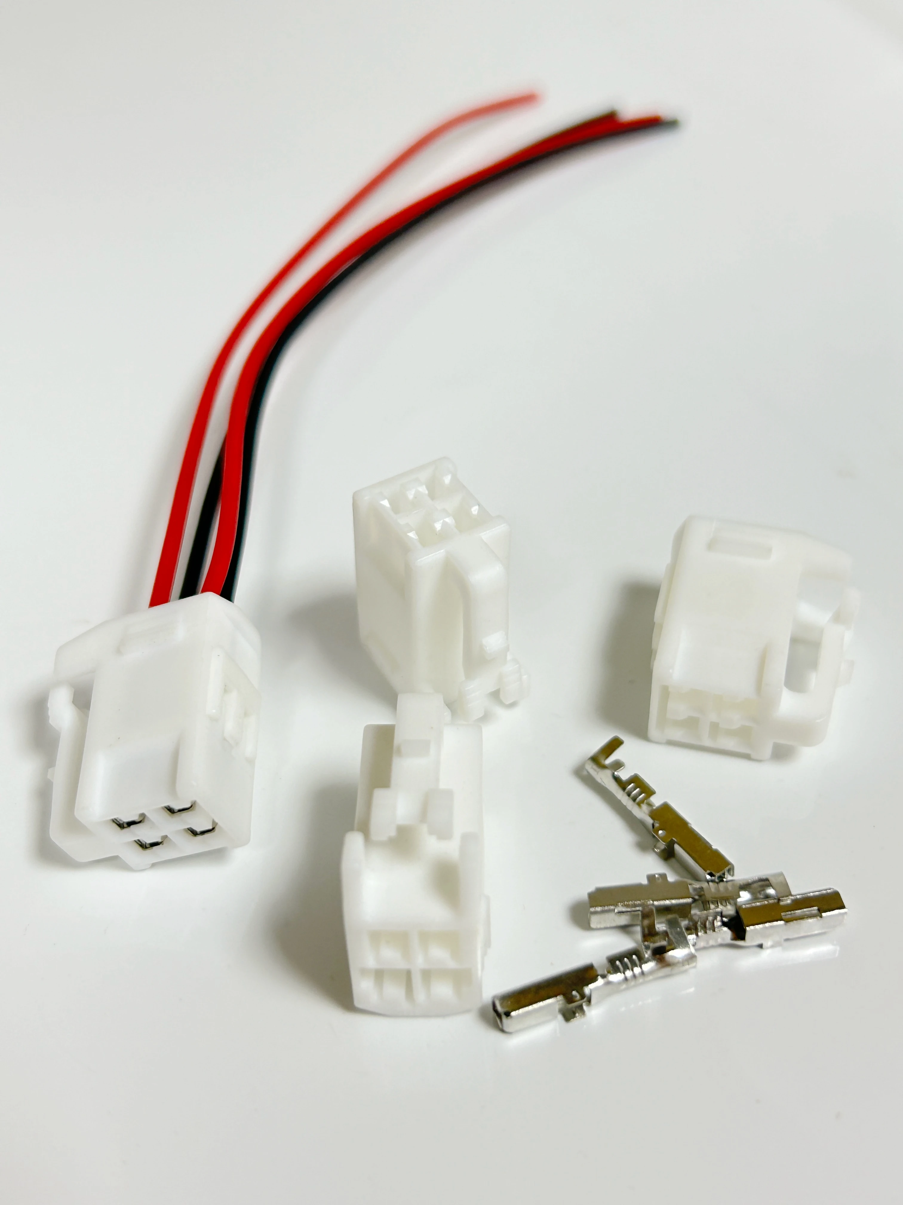 To yo ta 4P taillight plug  upgraded the old to new model, DJ7046YA-2.2-11, Ca mry 1.2-inch extended taillights