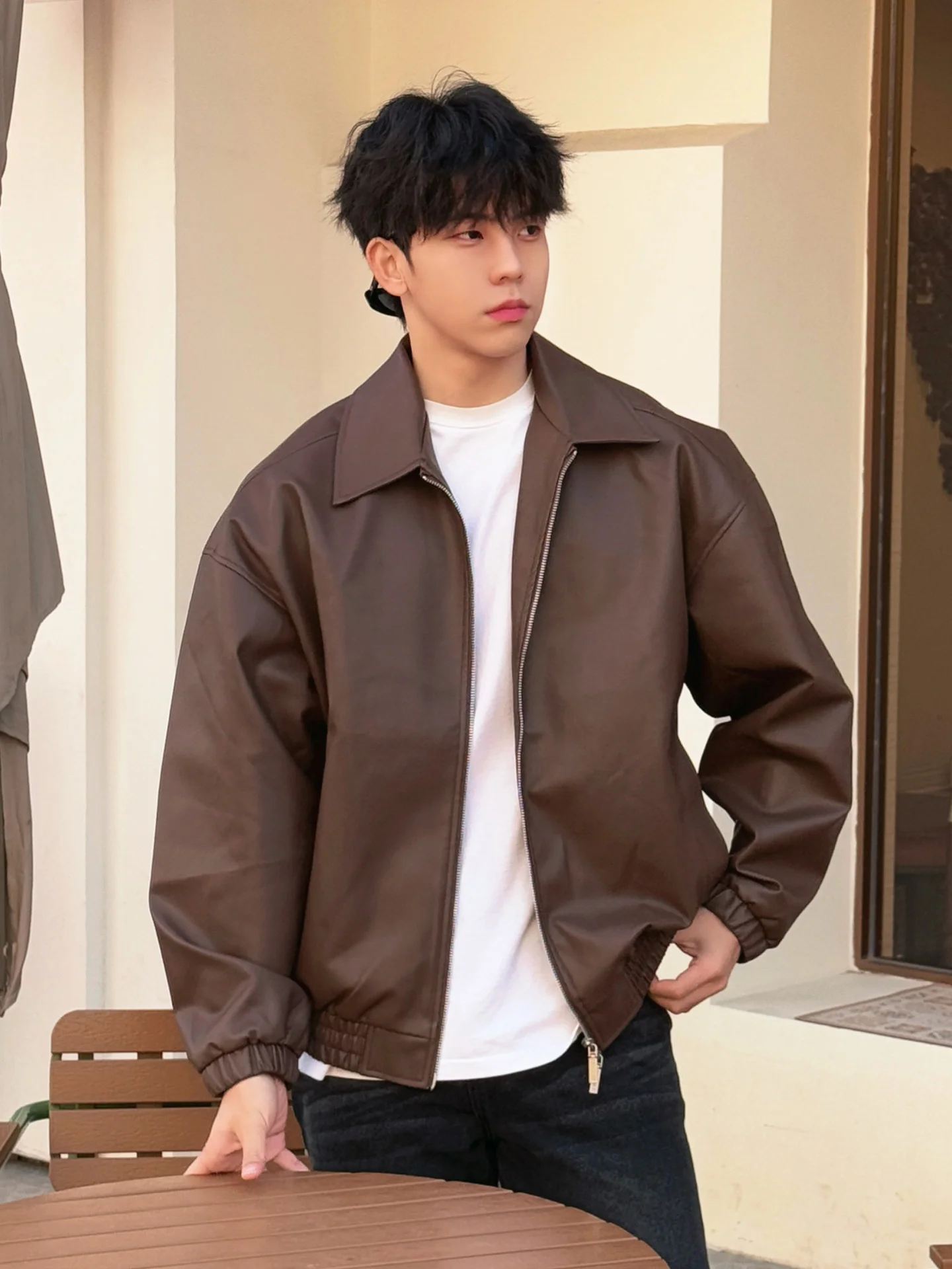 

Мужская осенняя куртка из коричневой искусственной кожи в американском ретро-стиле с отложным воротником, мотоциклетная одежда, премиум-класс, эффектная куртка из искусственной кожи.