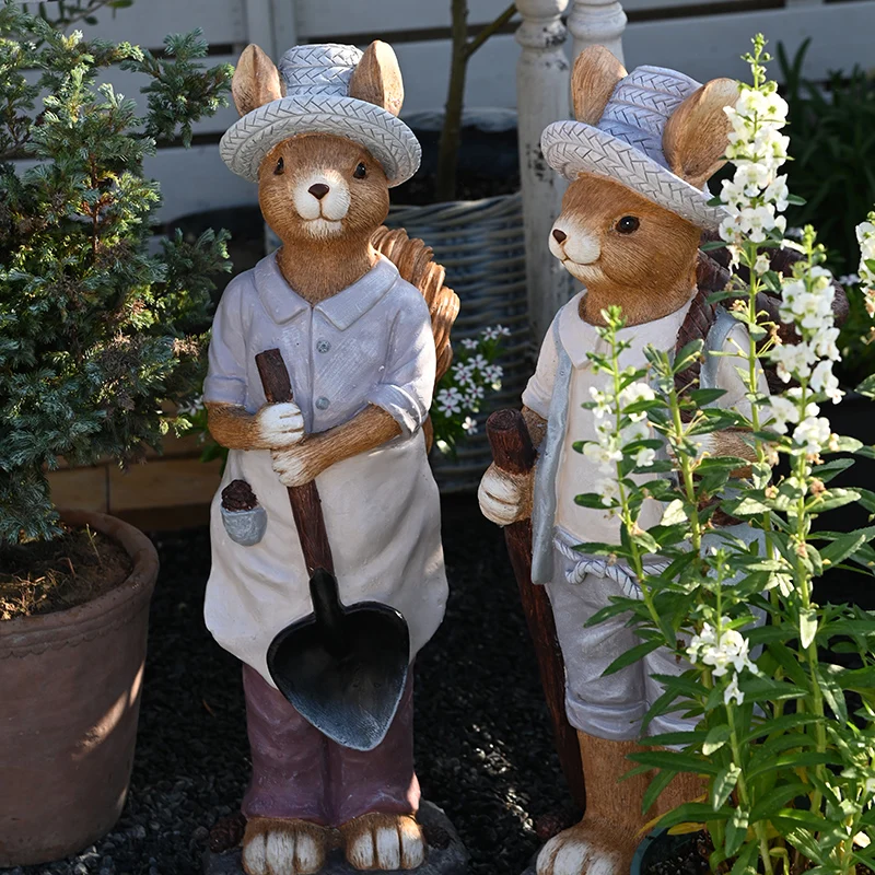 Cartoon Squirrel Holding Shovel Statue Outdoor Animal Sculpture for Garden Decor Yard Porch Ornament Lawn & Entryway Landscape