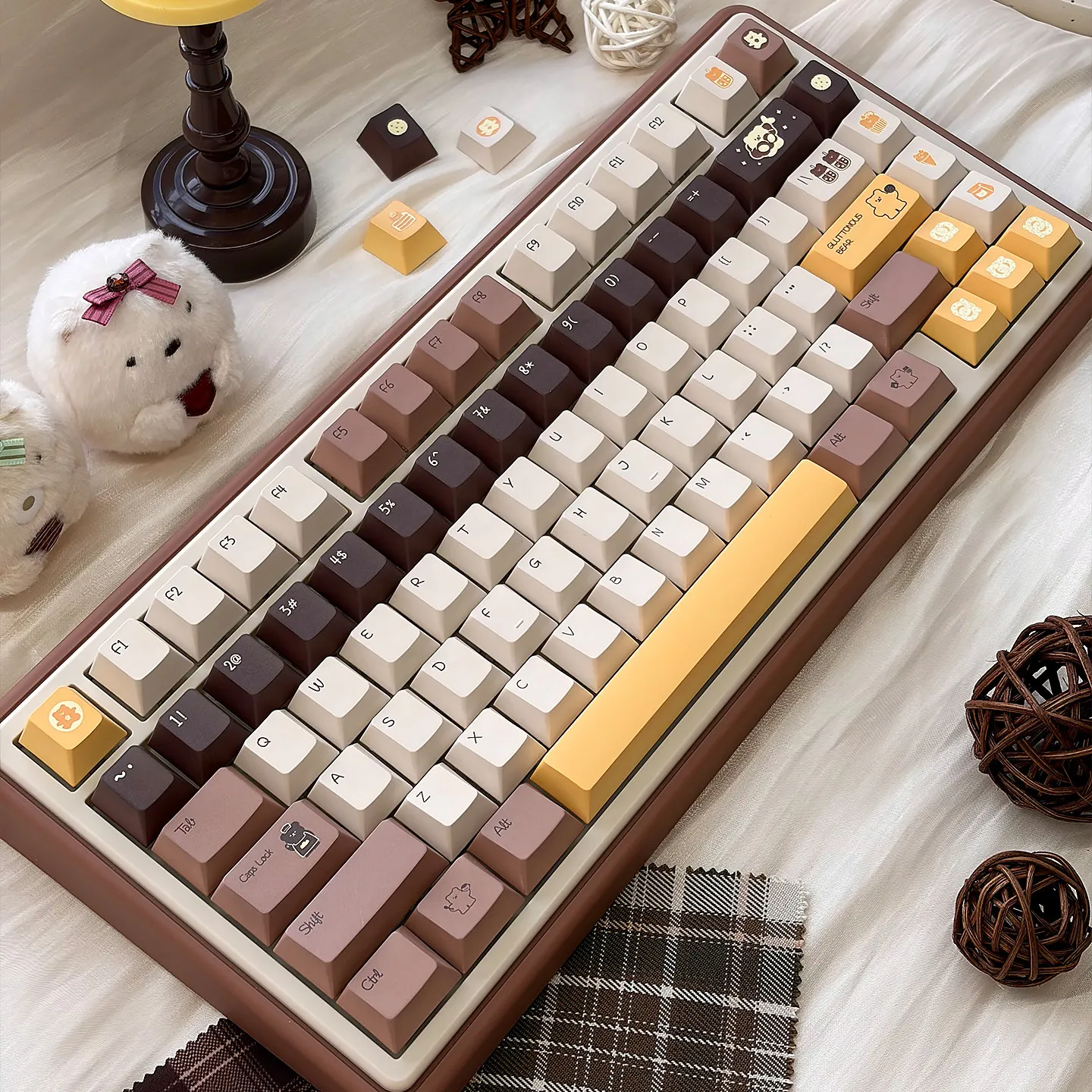 

URE Brown Bear Keycaps Cherry profile Dye-Sublimation PBT Keycaps Cute For MX 61 64 87 96 104 Mechanical Keyboard