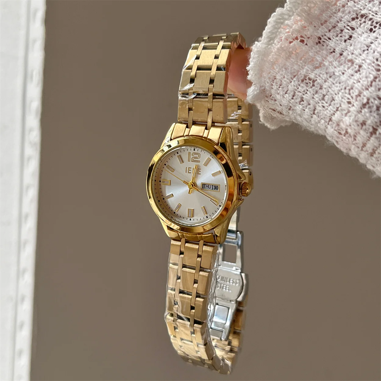 

Stylish women's watch with steel strapcalendar linkelegant designversatile quartz styleperfect for womenA great gift for ladies.