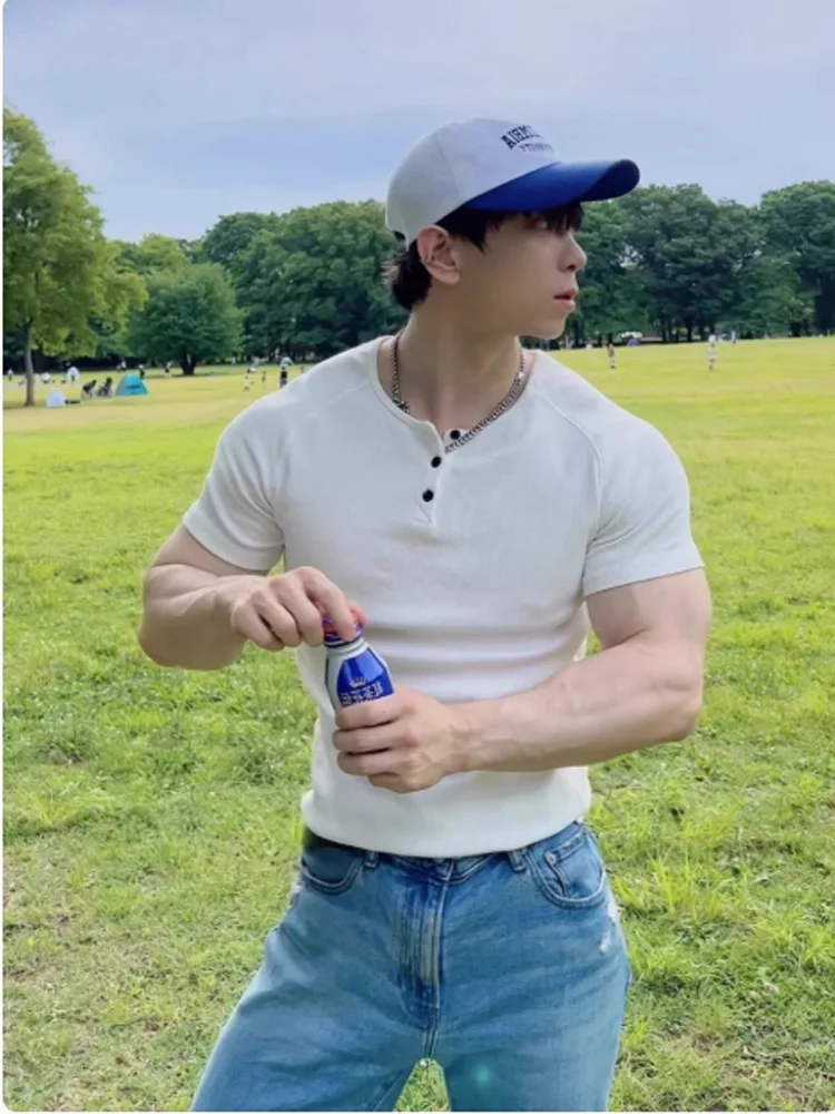 

Белая спортивная футболка для мужчин, летняя, модная, облегающая, с манжетами, с воротником-стойкой, из полиэстера