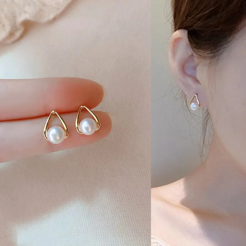 Small pearl earrings female ins Korean version of simple temperament high-grade light luxury niche design earrings