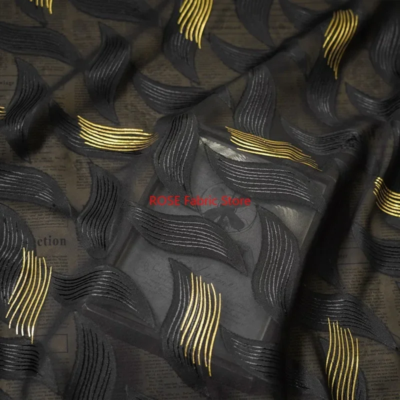 Tissu en mousseline de soie noir à lignes dorées luxueuses pour robe de vacances, robe de plage, vêtements de créateur