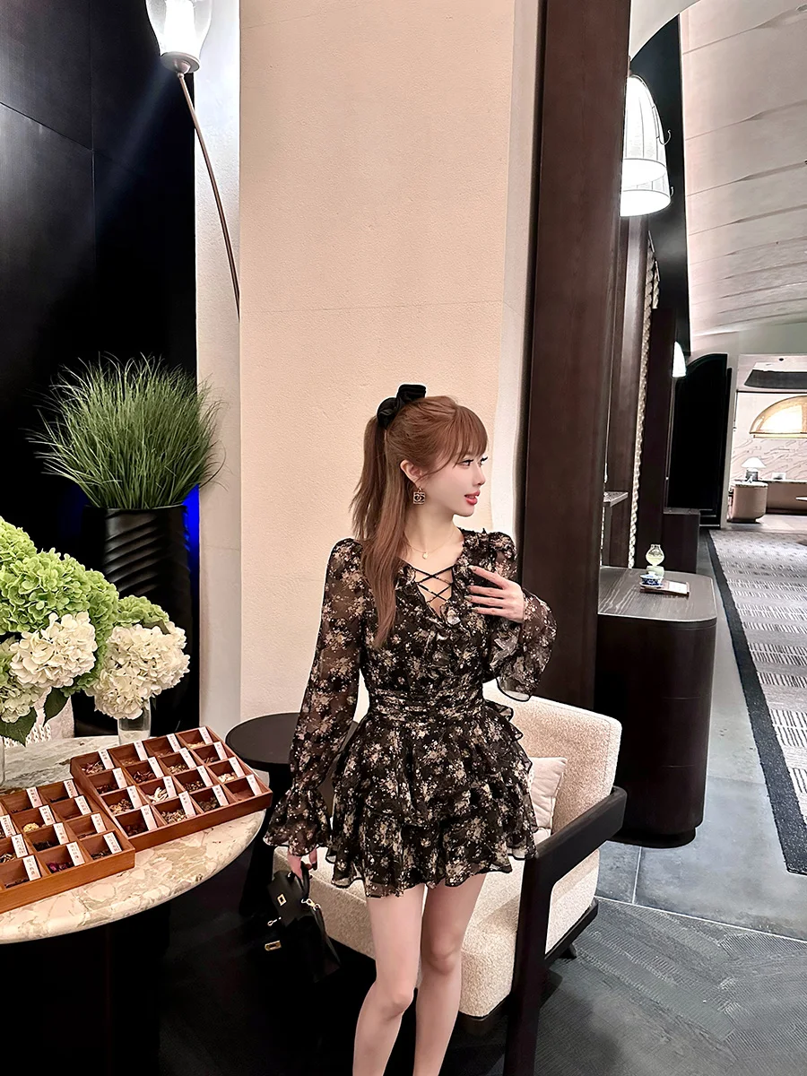 

Летний костюм Nefertiti Original Design с перекрестными бретелями, черным кружевом, изысканными брюками-комбинезонами с широкими штанинами и богатой отделкой