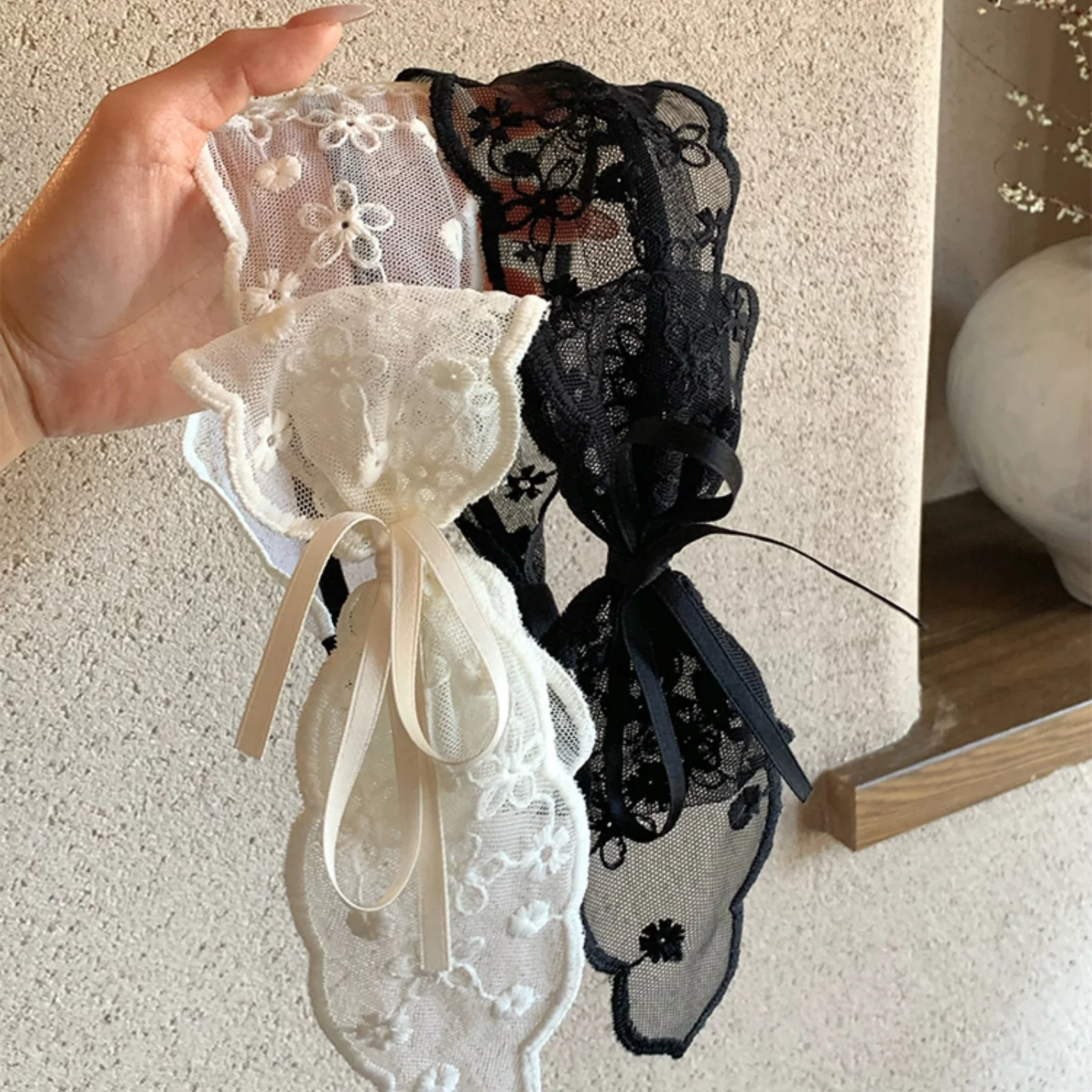 مجموعة عصابات رأس على شكل فيونكة من الدانتيل مكونة من قطعة واحدة، وأطواق شعر أنيقة باللونين الأبيض والأسود، وإكسسوارات شعر جميلة للنساء والفتيات