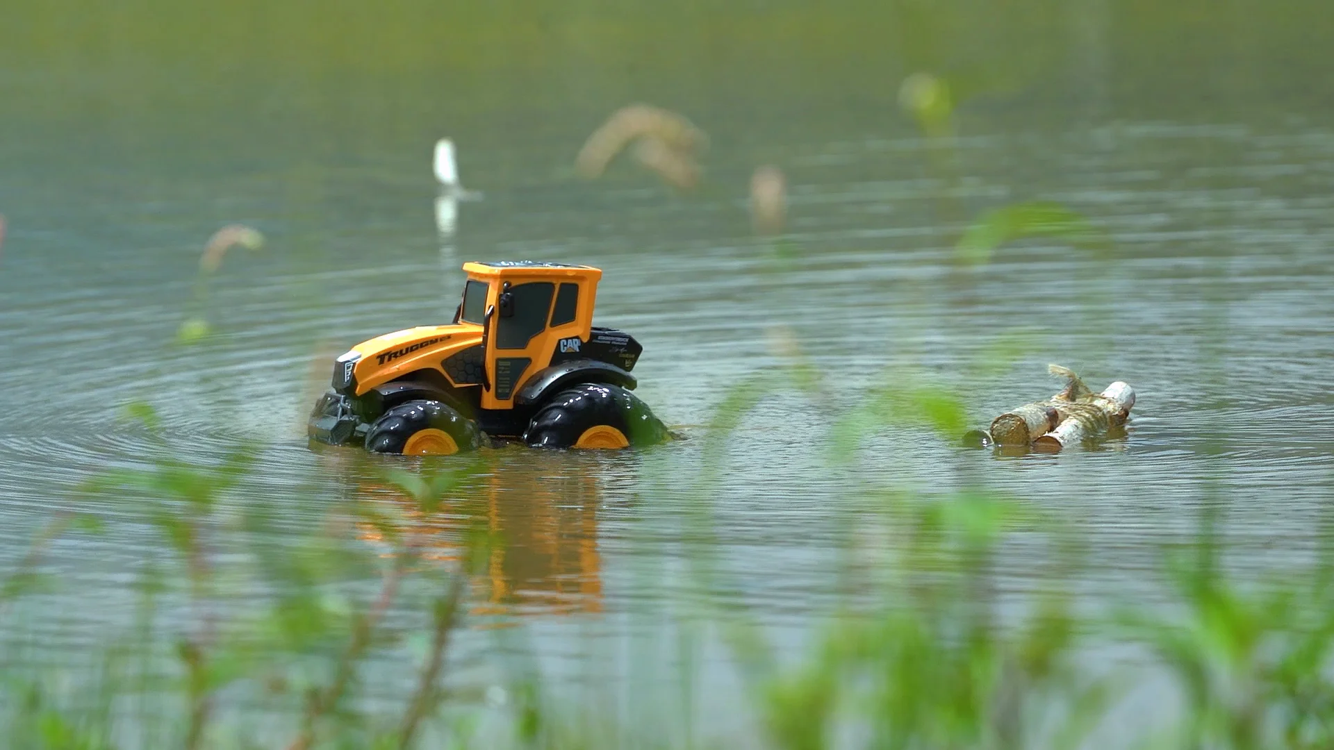 1551 1:14 Full Scale Amphibious Vehicle 2.4G Remote Control Full Scale Throttle Can Be Off-Road And Climb Remote Control Car Toy