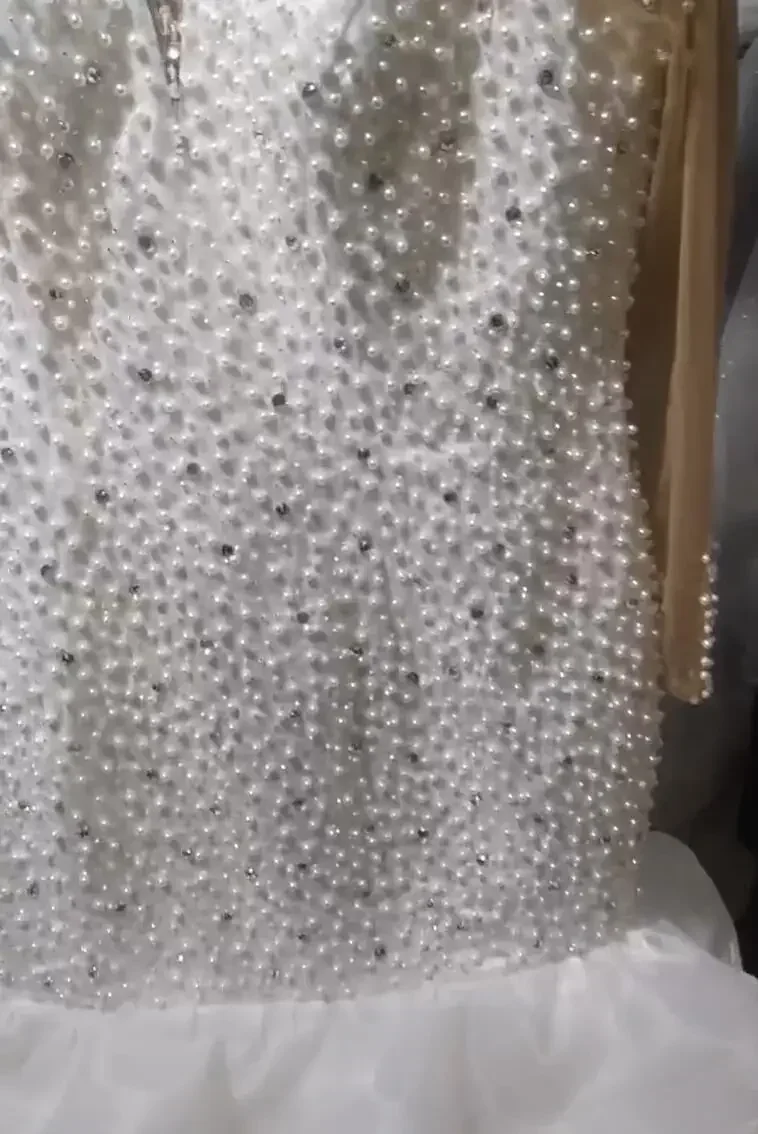 カスタマイズされたシャイニーパールビーズのウェディングドレスローブデマリーアイリュージョン長袖カスケードフリルブライダルドレス