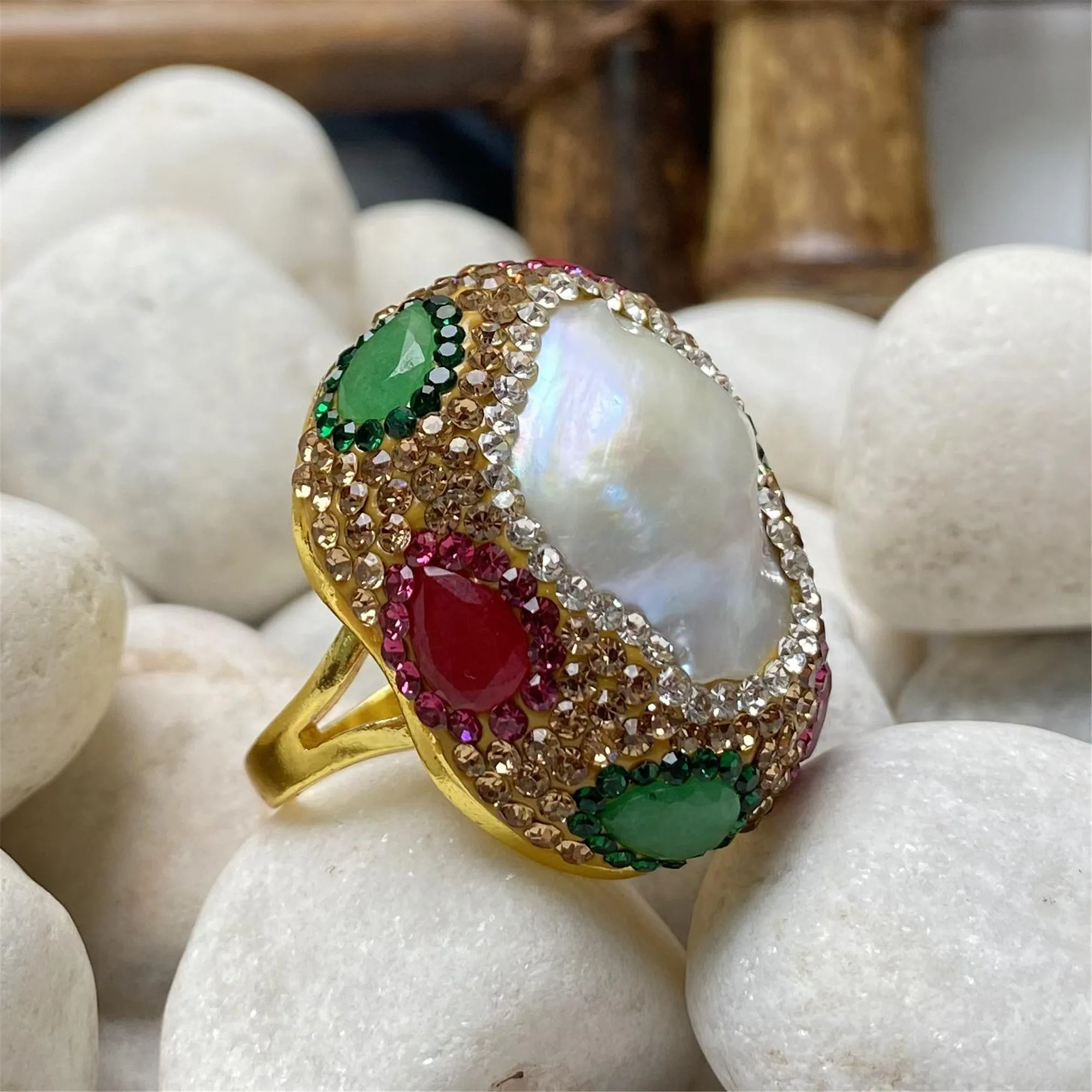 

Hand-pointed diamond wrapping ruby and emerald freshwater pearl ladies ring court style retro noble and elegant jewelry