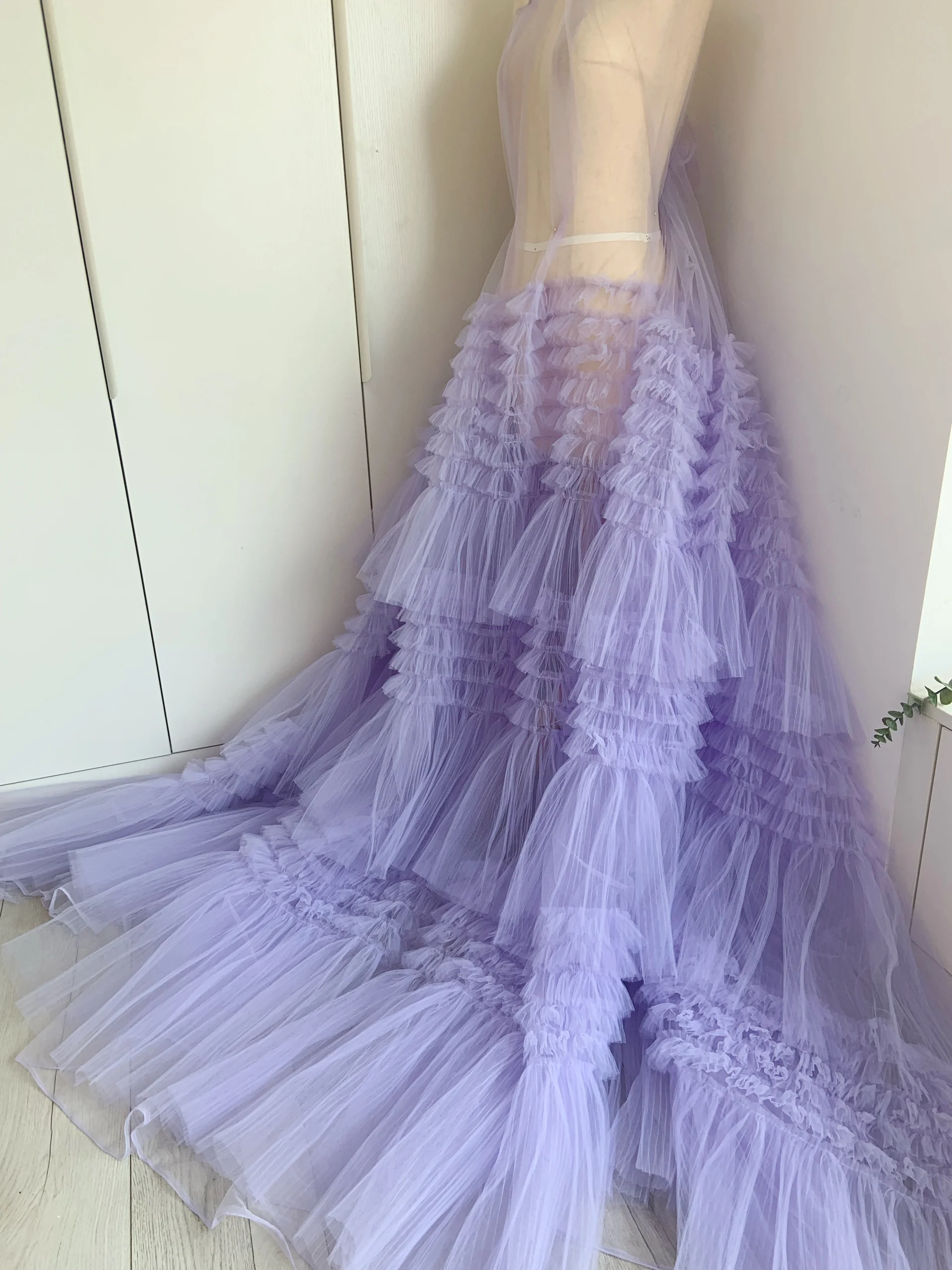 薄紫の硬いネット生地のレイヤードスカート、ケーキデザインの服地、ドレスや衣類用のふわふわスカート生地