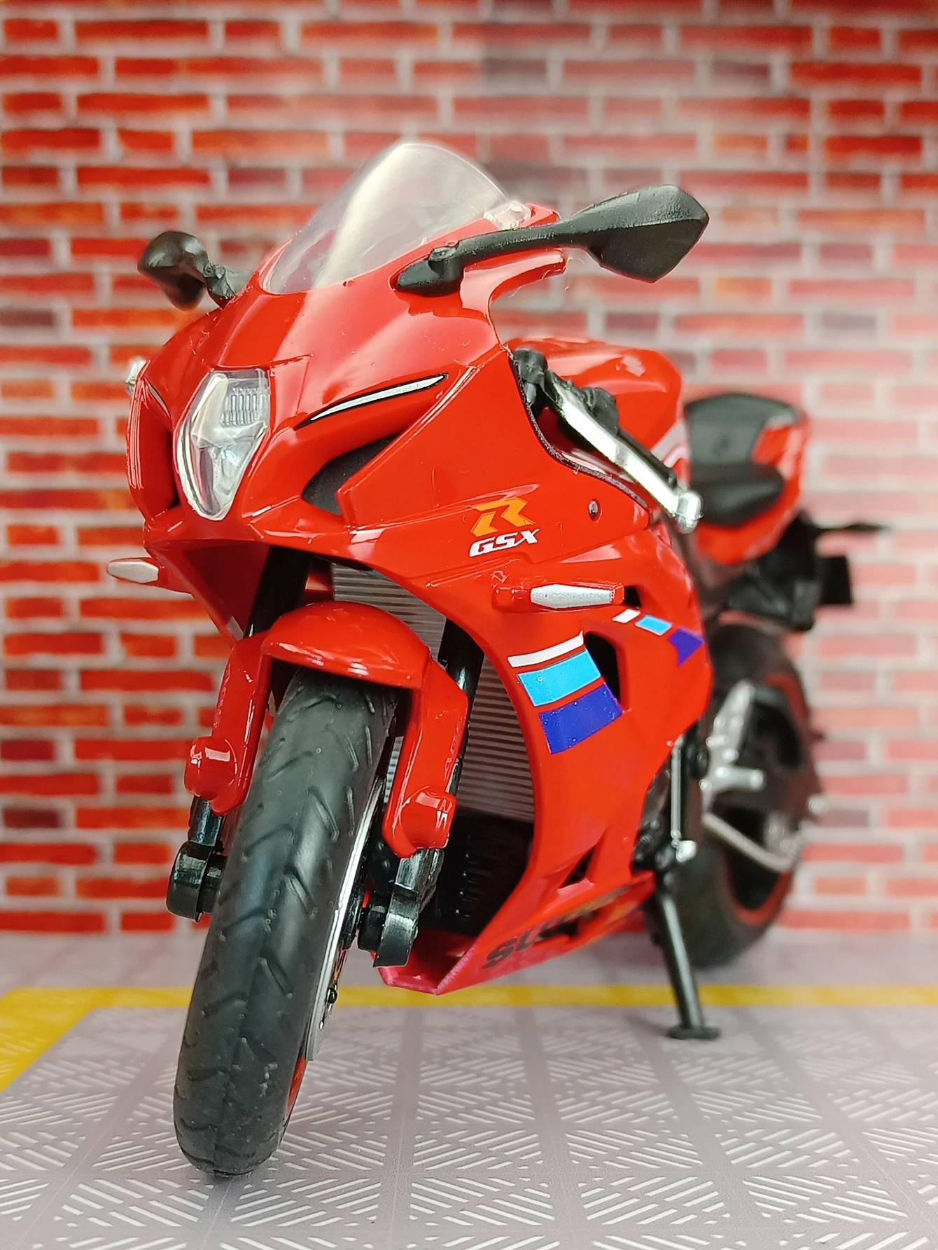 CCA 1:12 スズキ GSX-R1000 合金製バイクモデルカー、コレクションに最適で、子供たちへの誕生日プレゼントとしても贈ることができます。