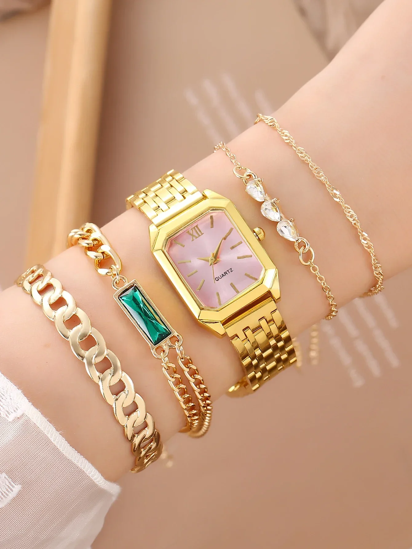 1pcs of simple and stylish design steel strip square quartz watch paired with 4 pcs of bracelet setFashion Watch