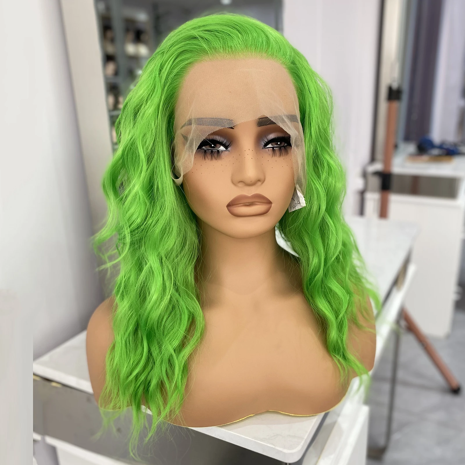 

Зеленый короткий волнистый парик 13x4 Синтетический парик фронта шнурка для женщин Натуральная линия волос Парики для ежедневного использования Бесклеевые термостойкие волокна волос