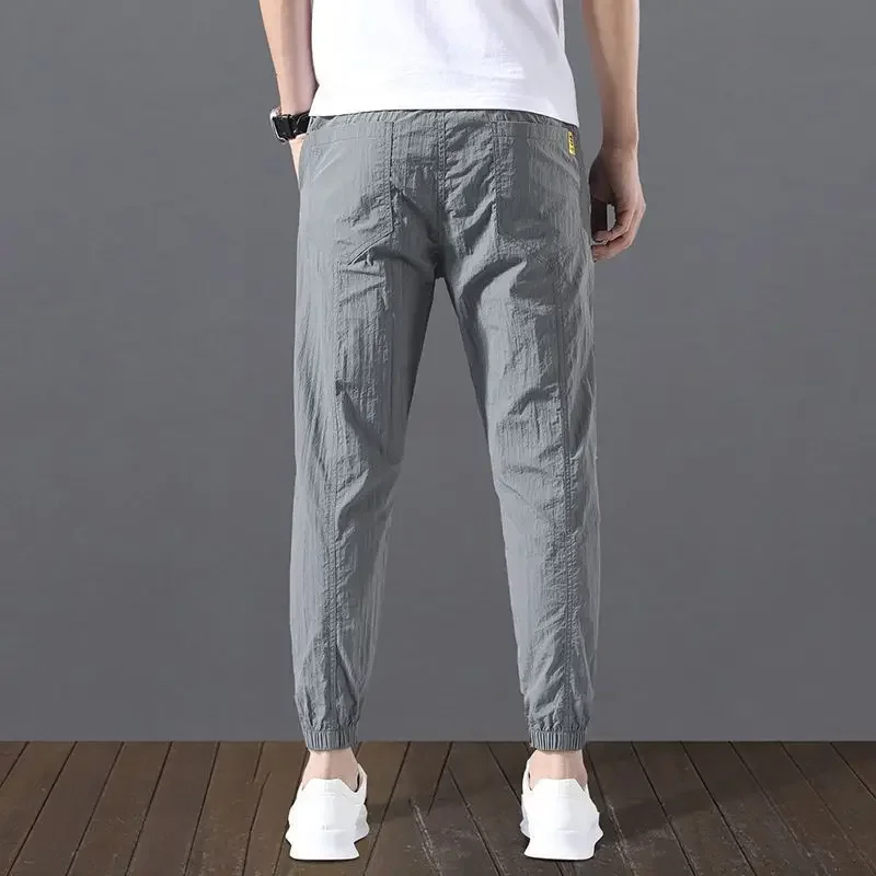 Pantaloni maschili ritagliati sottili pantaloni Casual da uomo in seta di ghiaccio raffreddamento estivo vestiti di tendenza Cool abbigliamento originale di alta qualità Baggy