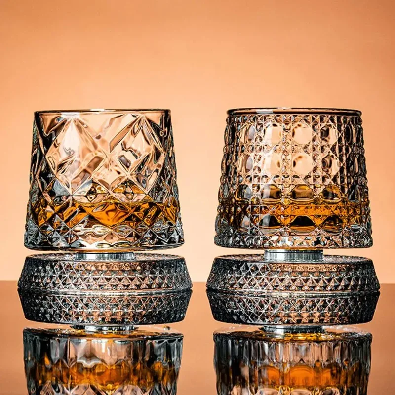 

2 шт., очки для виски, вращающееся стекло для виски со стеклянной основой, вращающееся на 360 градусов, хрустальное стекло для рома для коктейльной вечеринки, подарок для питья