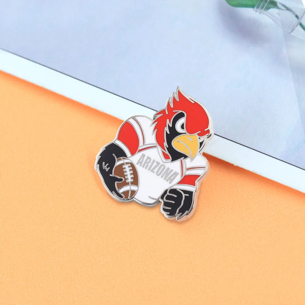 Arizona Football Cardinal Emaille-Pin Sportteam-Maskottchen-Brosche für Fans Spieltag Rucksack Kleidungszubehör Schmuck Geschenk – Detail 7