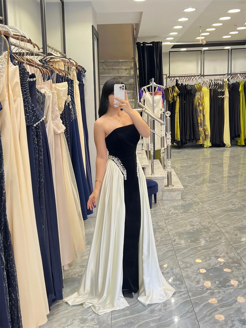 

Простое черное бархатное вечернее платье по индивидуальному заказу, вечернее платье знаменитостей без бретелек без рукавов, мягкое коктейльное платье трапециевидной формы со шлейфом