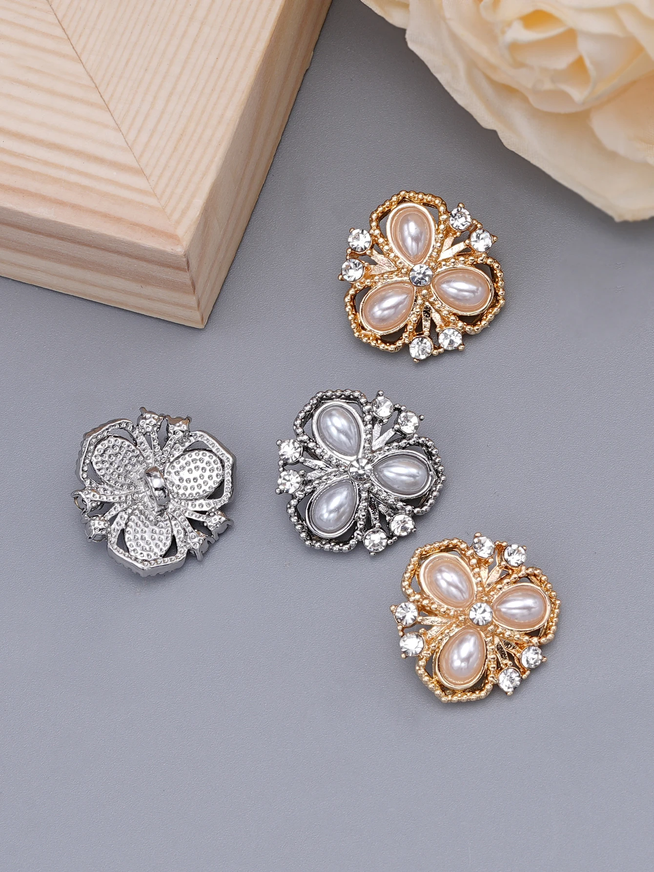 4-Piece Set Vintage Flower Pearl Rhinestone Buttons Metal Base Decorative Buckles with Gold Or Silver Option for Clothing Sewing