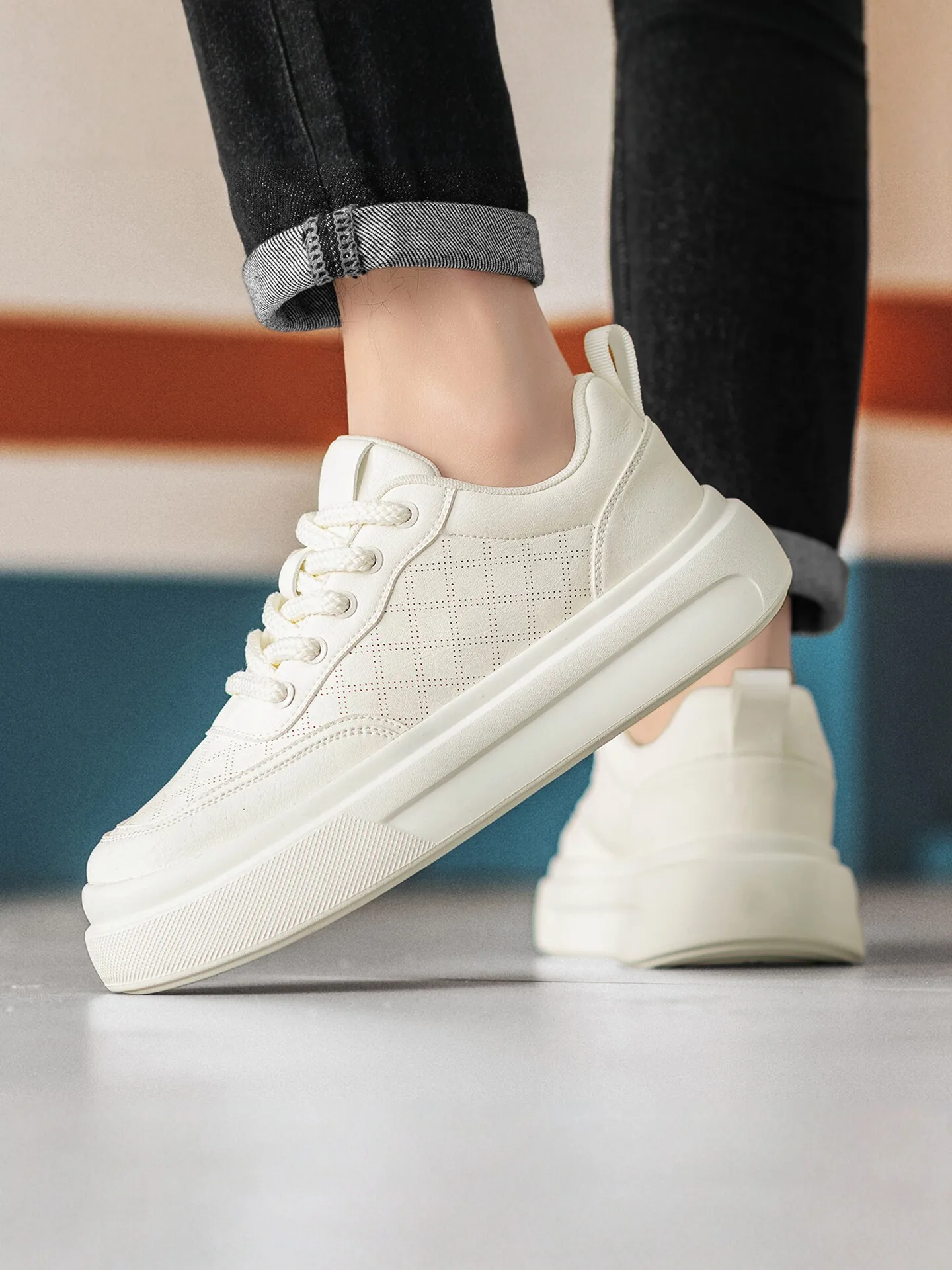 chaussures-decontractees-d'ete-respirantes-et-fines-pour-hommes-style-decontracte-ajourees-tendance-confortables-basses-a-bout-rond-semelle-exterieure-en-caoutchouc