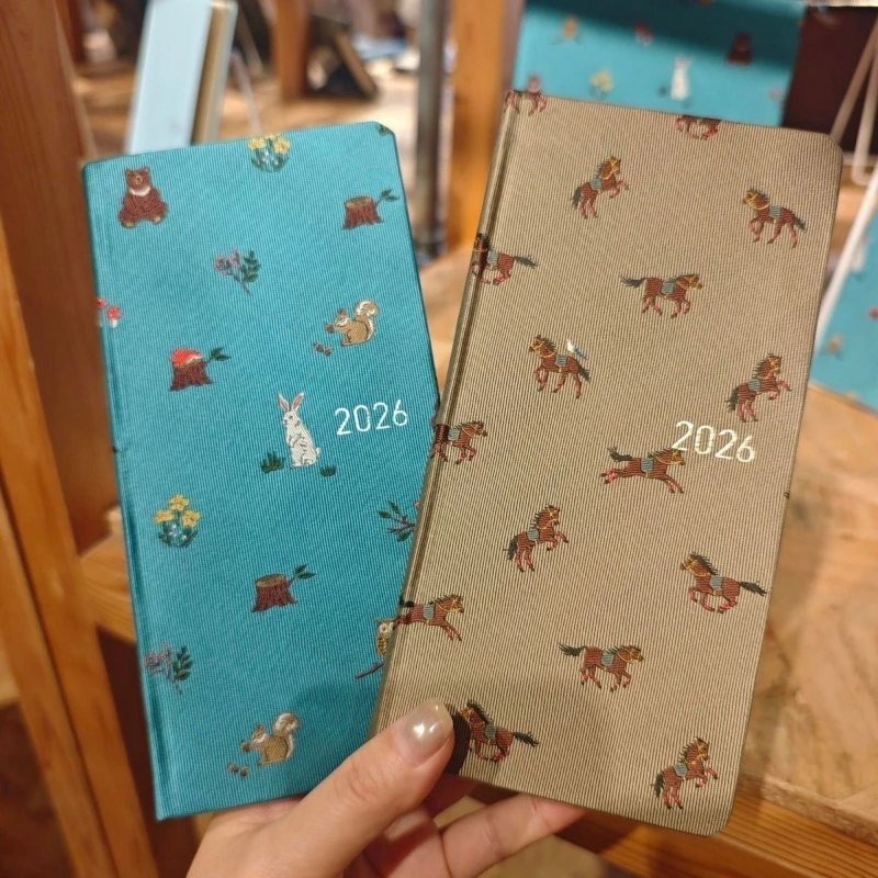 مخطط A5 بغطاء حريري لعام 2026 - تصميم لطيف للحياة البرية مع جدول الدراسة وتتبع العادة للطلاب دفاتر ملاحظات صغيرة