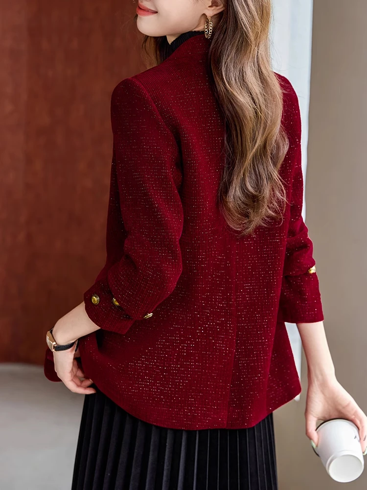 Traje de invierno para mujer de pana roja gruesa con inserto de algodón, doble botonadura, estilo profesional y detalles de hilo.