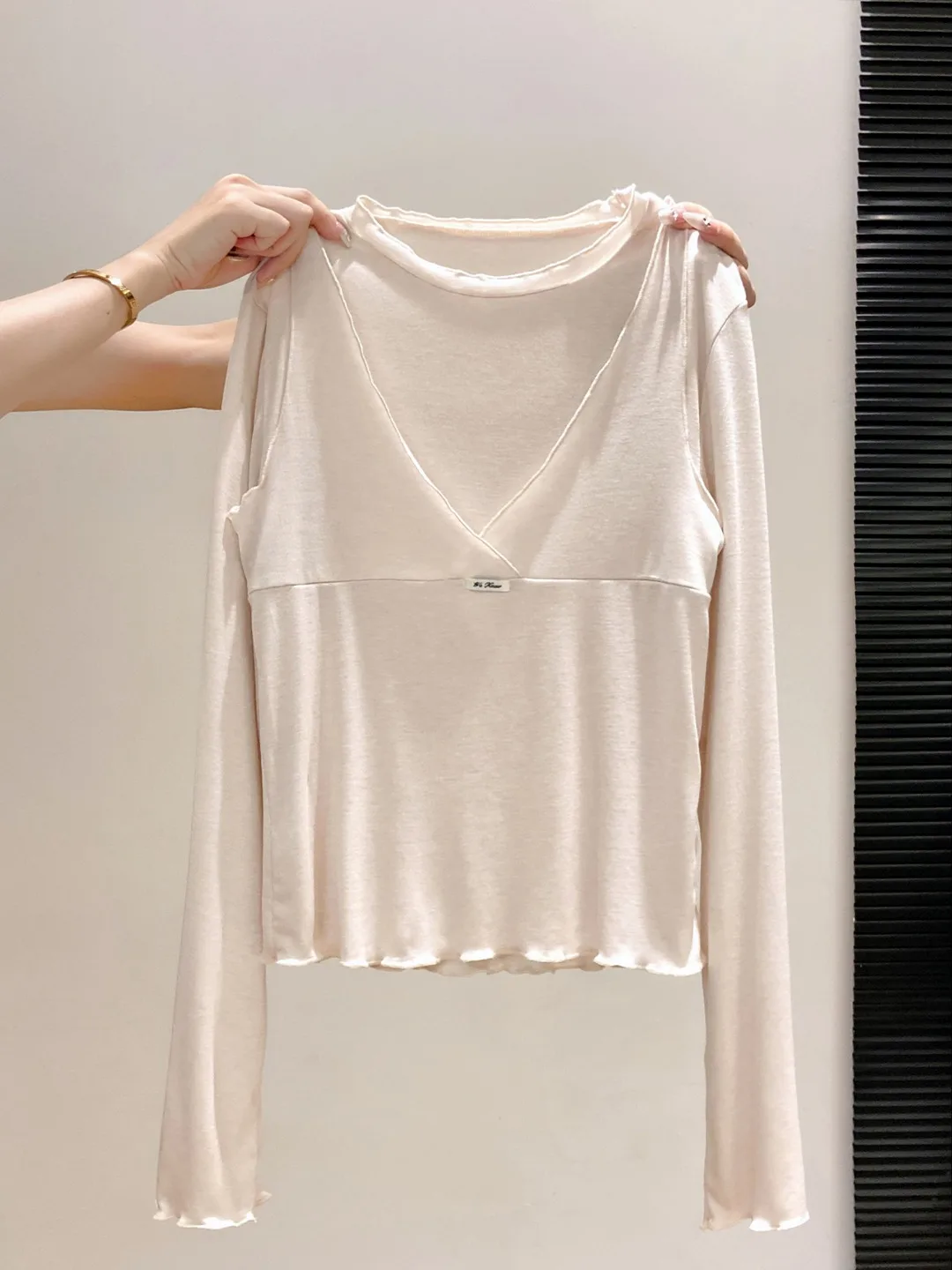 Layering Illusion Fake Two-Piece Long Sleeve T-Shirt Women Early Autumn New Collision Line V-Neck Short Slimming Inner Wear Top