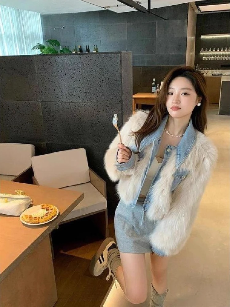 سترة نسائية شتوية من قماش الدنيم الصناعي الهجين سترة قصيرة سترة صغيرة منتفخة معطف أبيض من الفرو الدنيم بياقة جيب