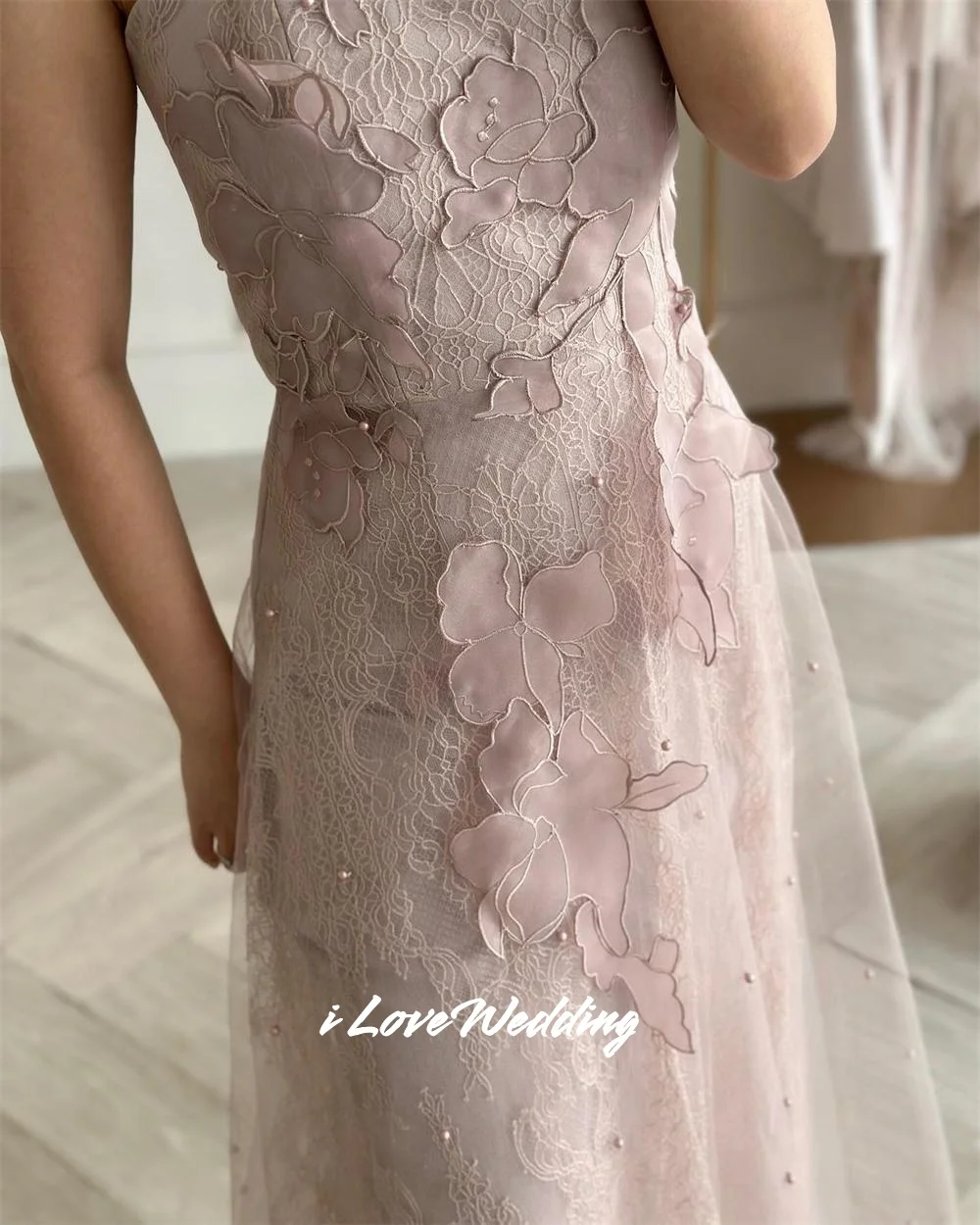 ชุดราตรีสีม่วงแบบสายเดี่ยวประดับลูกไม้ทรงเอไลน์ผ้าทูลล์แขนกุดสำหรับงานแต่งงานและงานเลี้ยง ความยาวระดับข้อเท้า จับจีบ สามารถสั่งตัดได้