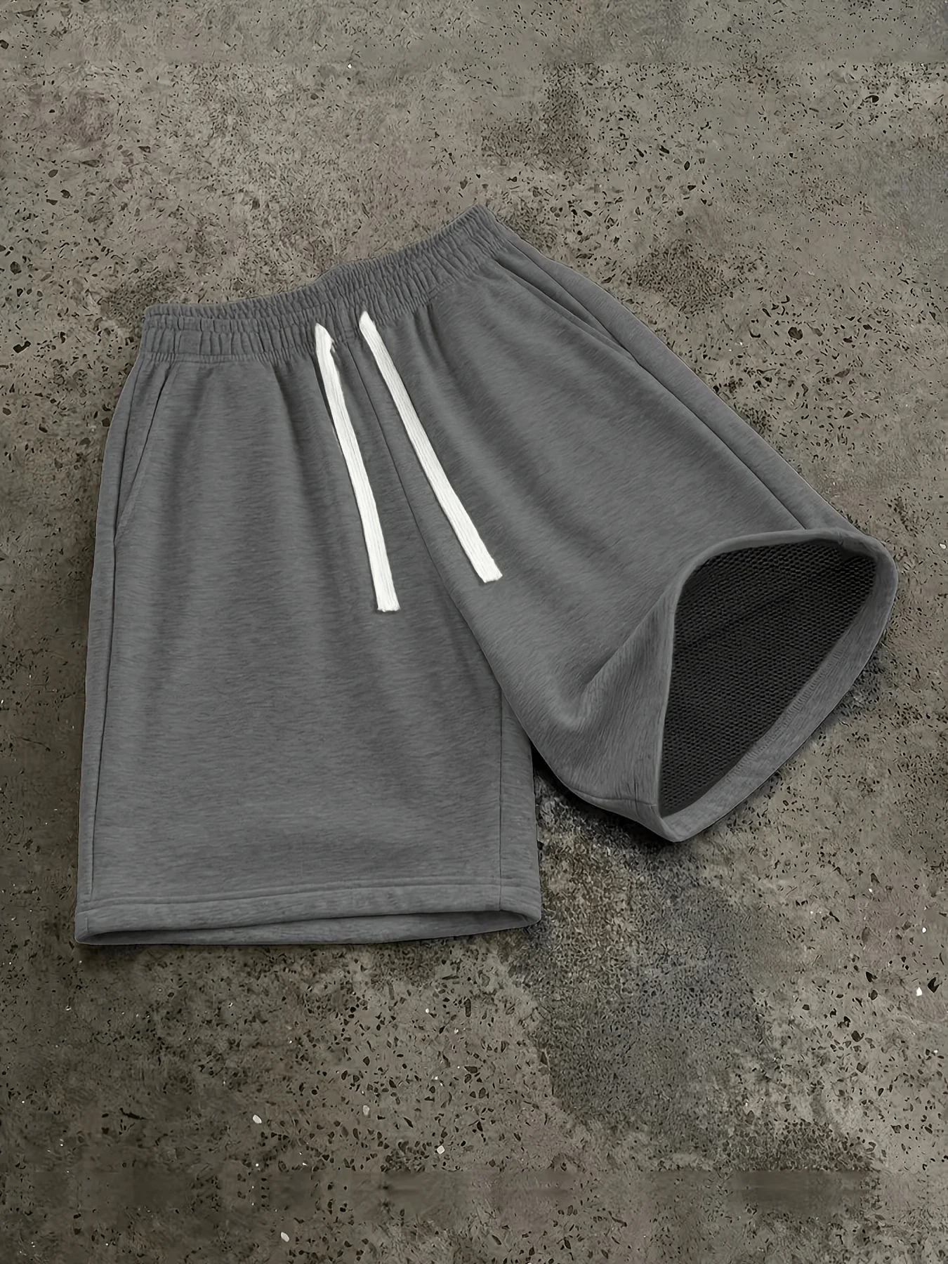Shorts casuais esportivos masculinos com bolsos e cintura elástica ajustável com cordão para uso diário.