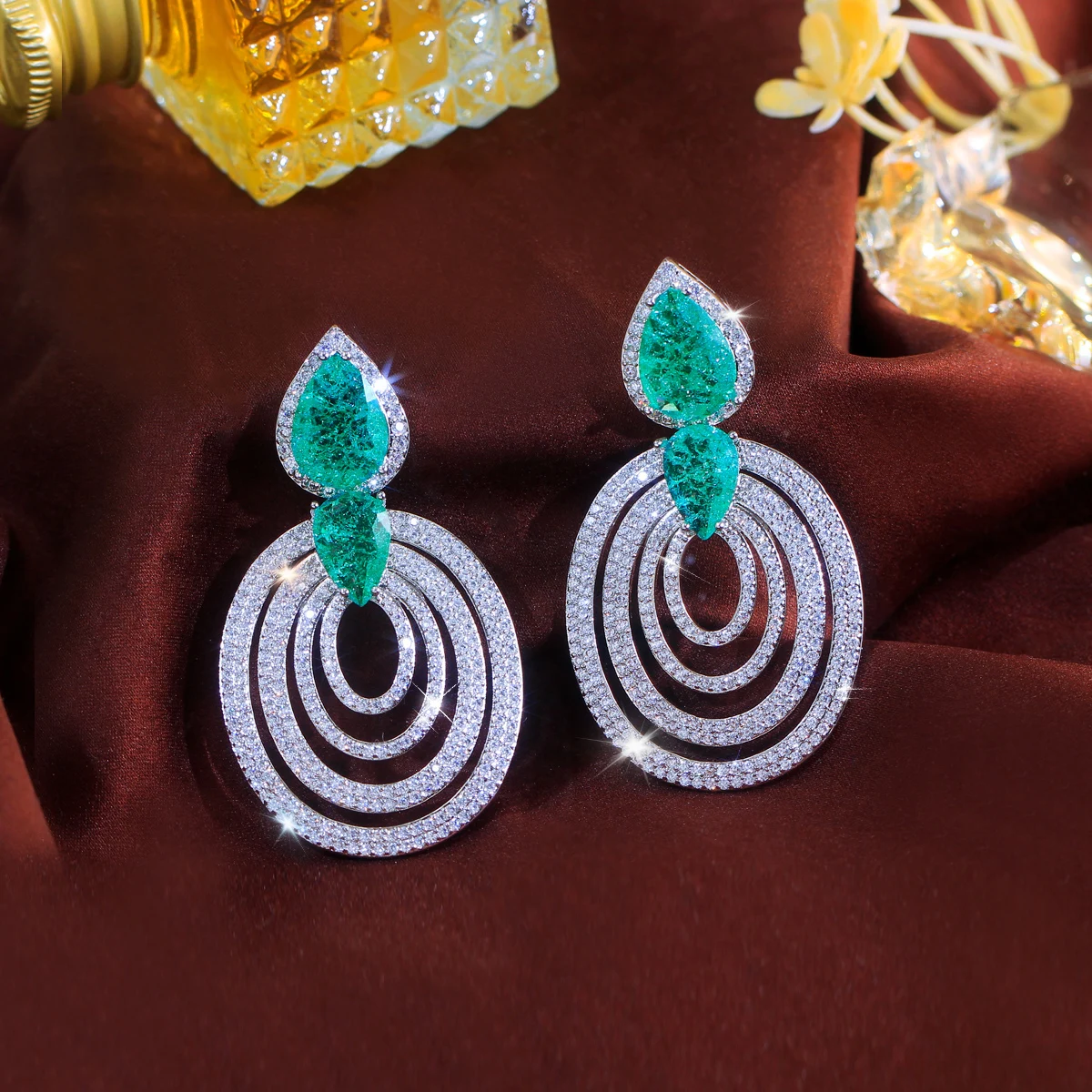CWWZircons Luxuriöse hellgrüne, mehrschichtige ovale Tropfenohrringe mit zerbrochenem Eis-Zirkonia-Besatz für Damen, Hochzeitsdeko, Schmuck, Großhandel E1198 – Detail 7