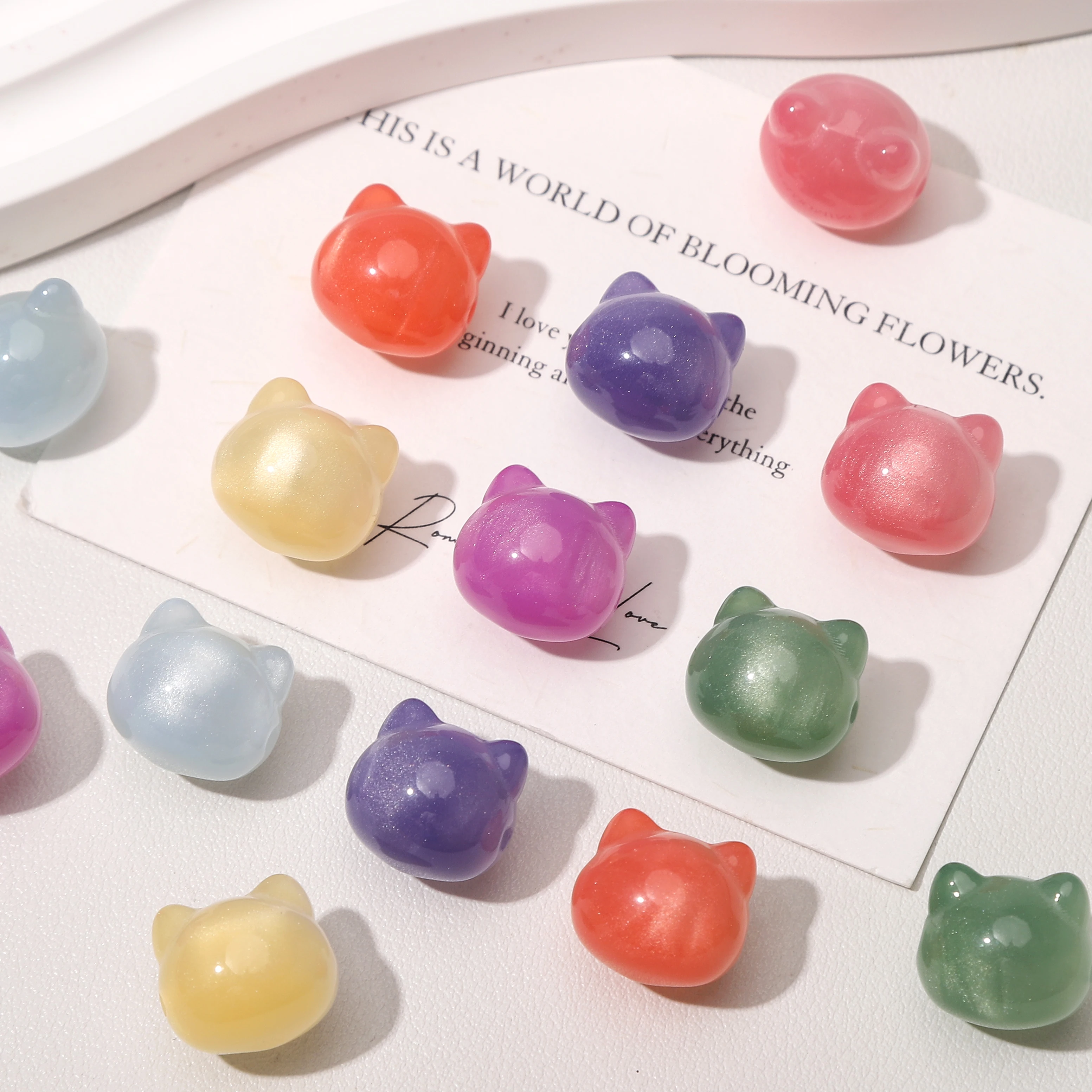 7 Stück UV-Licht-empfindliche, farbwechselnde Harzperlen in Form von niedlichen Katzenköpfen für DIY-Armbänder, Halsketten, Anhänger und Schmuckherstellung – Detail 3