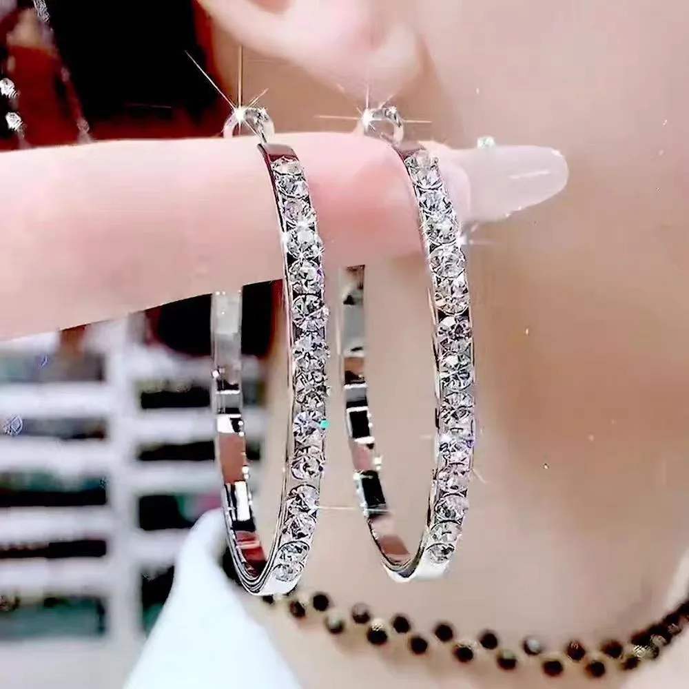 Exquisitos pendientes circulares con diamantes, pendientes de moda para mujer, de alta gama, con temperamento elegante, pendientes grandes súper brillantes, pendientes de lujo ligeros, ligeros y fáciles de usar, pendientes versátiles para viajes diarios y fiestas.