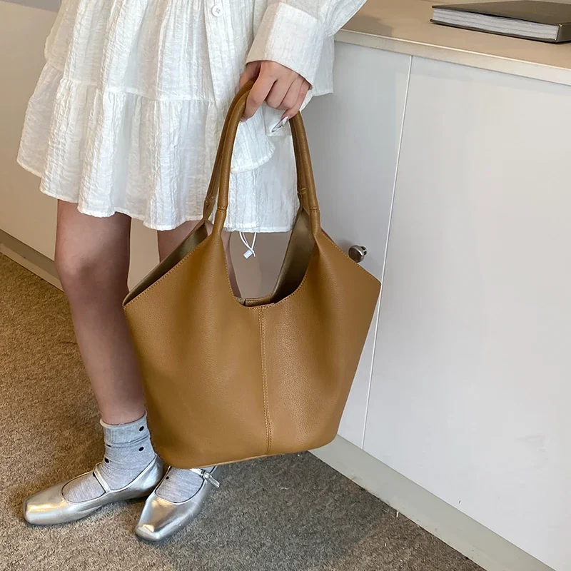 กระเป๋ากระเป๋าหนังทรงจีบ PU เดินทางของผู้หญิงกระเป๋าใต้วงแขนแบบเรียบง่ายย้อนยุคกระเป๋าสะพายไหล่ได้เยอะกระเป๋าแฟชั่นหรูหราของผู้หญิง