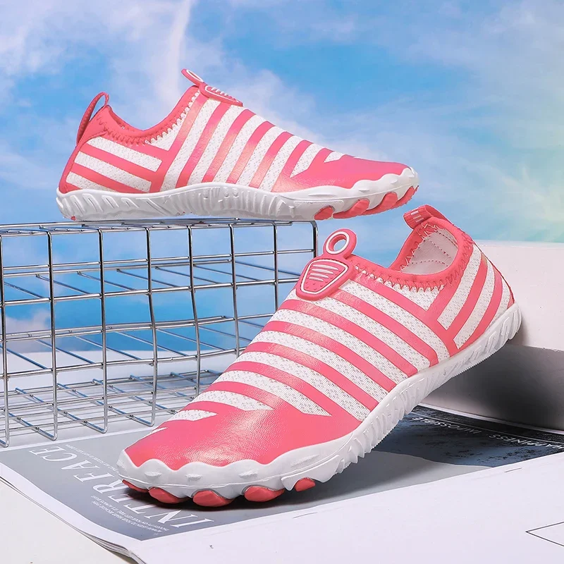 

Новые летние аквашузы для женщин: дышащие пляжные спортивные водные туфли, быстросохнущие кроссовки для плавания и ходьбы по воде, обувь для йоги в помещении