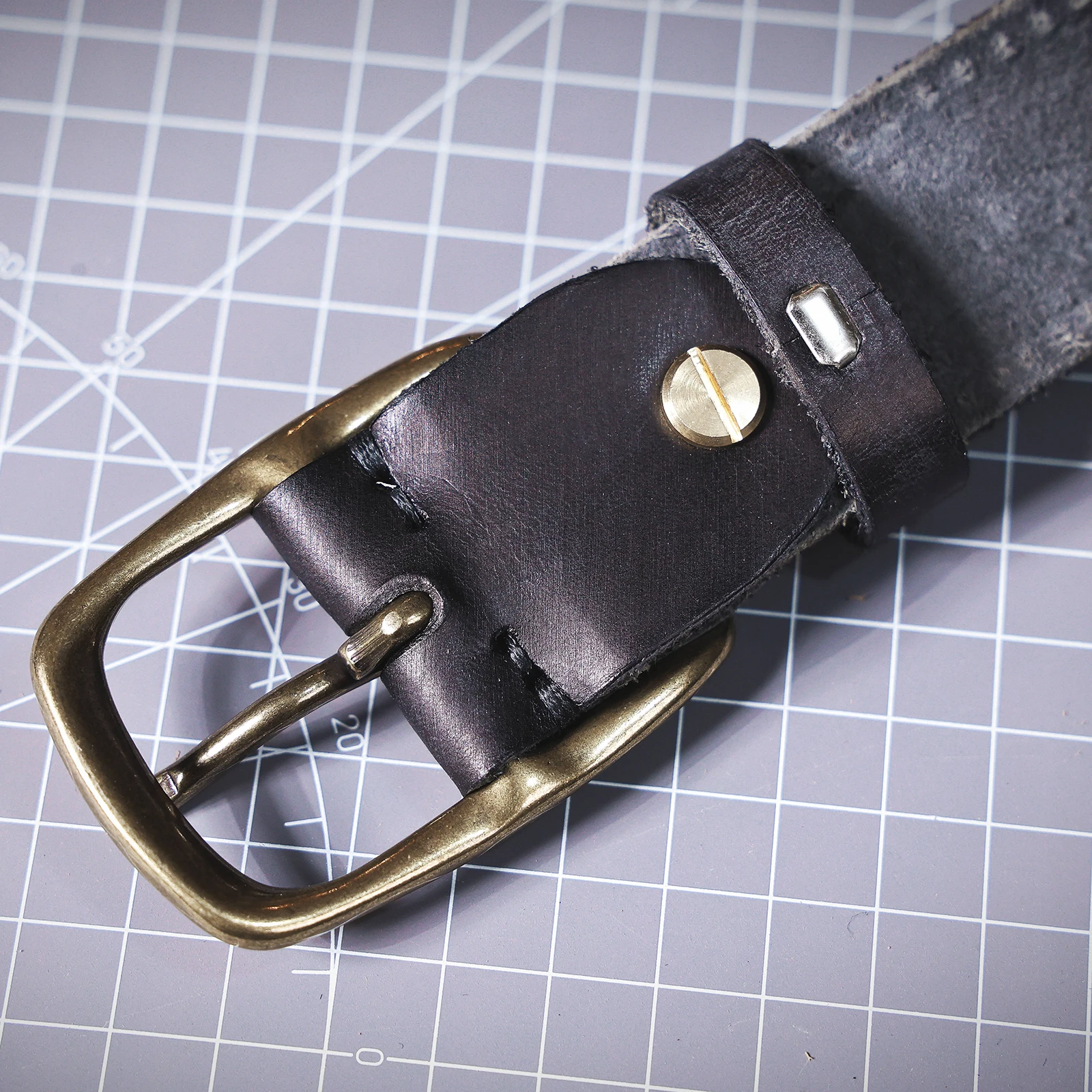 S.WORKER Vintage-Herren-Gürtel aus echtem Leder, Vollnarbenleder, lässiger, klassischer Jeansgürtel mit Messing-Dornschließe, Geschenkbox – Detail 22