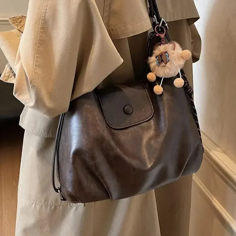 حقيبة يد نسائية كلاسيكية ذات سعة كبيرة حقيبة كتف للركاب من الجلد الاصطناعي الناعم حقيبة يد داخلية للخريف والشتاء