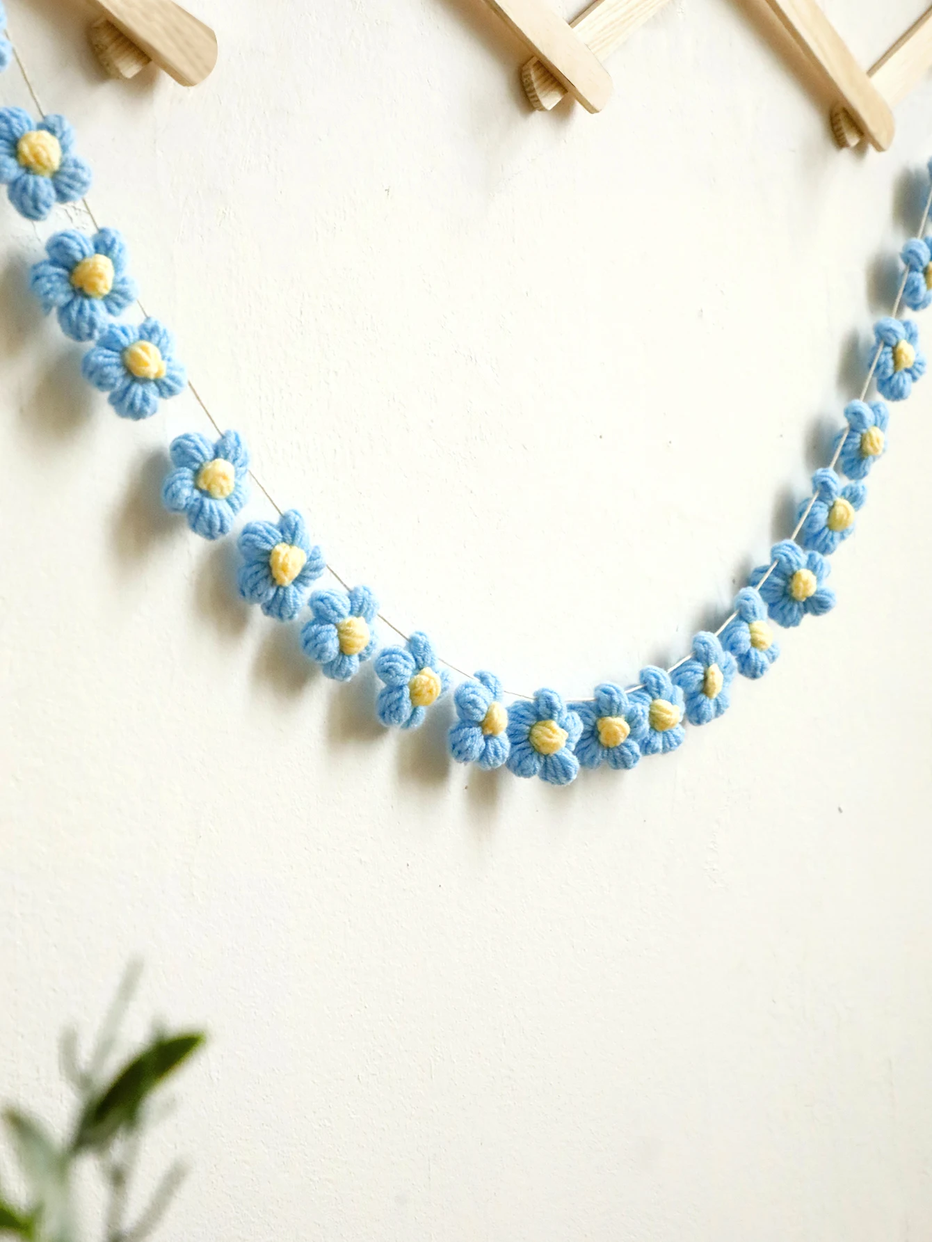 Blaue gehäkelte Gänseblümchen-Girlande, handgefertigtes Blumenbanner, Boho Home Kinderzimmer Wanddekoration, Hochzeitsfeier Blumen hängende Wimpelkette Geschenke