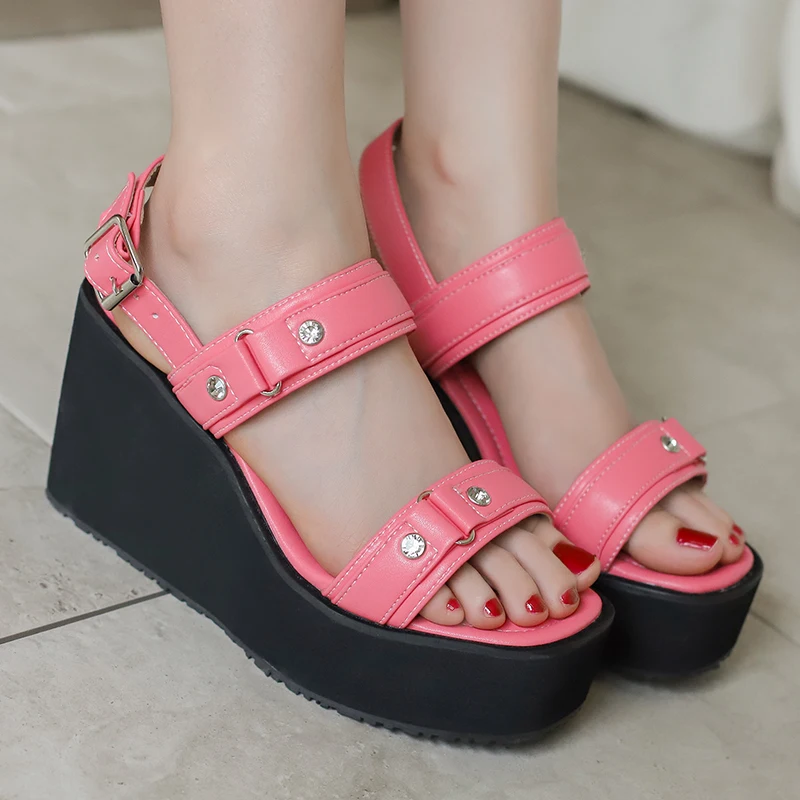 

Большие размеры ТПУ, толстая подошва, плоский наклонный каблук, босоножки с открытым носком, полые сандалии с металлической пряжкой и заклепками, модные модные летние сандалии