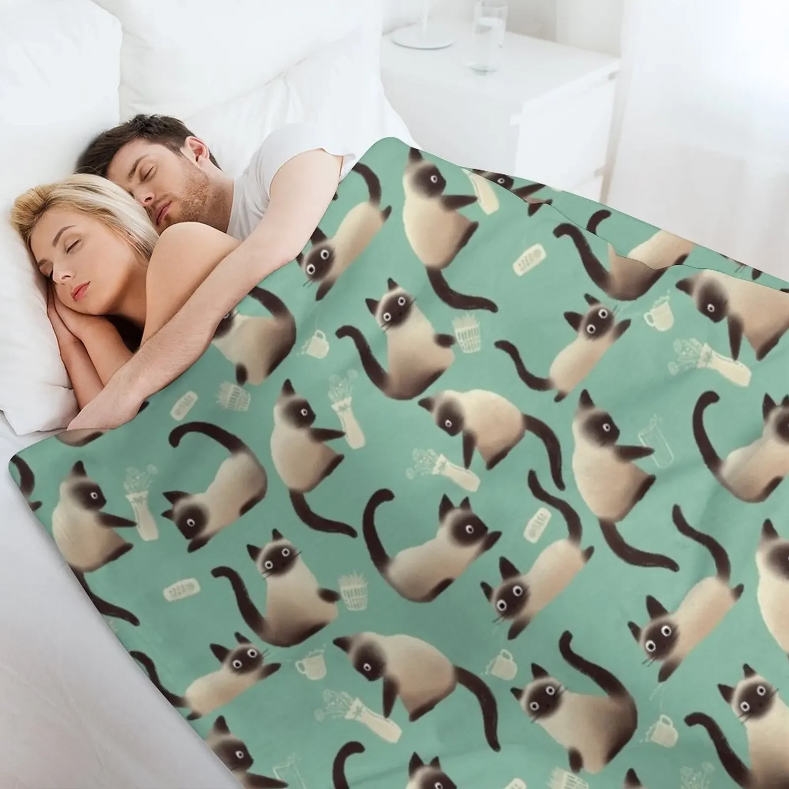 القطط السيامية السيئة يطرق الاشياء على رمي بطانية سرير دافئ يغطي بطانيات كبيرة ناعمة فروي