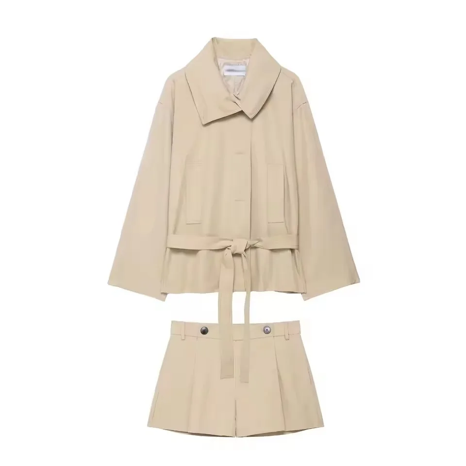 Tweedelige damesset, casual revers, lange mouwen, cropped jasje met riem en geplooide shorts met hoge taille, outfit, lentemode, streetwear