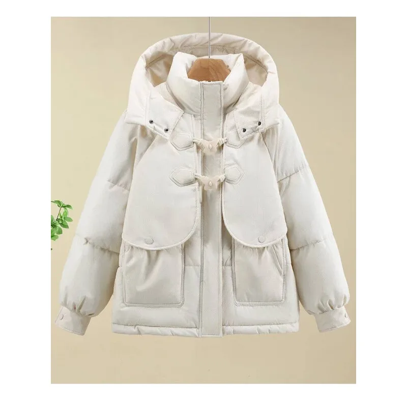 Piumino corto da donna invernale ispessito Cappotto stile pane Cappotto con fibbia in corno Vestibilità ampia con cappuccio Capispalla in cotone per la stagione fredda