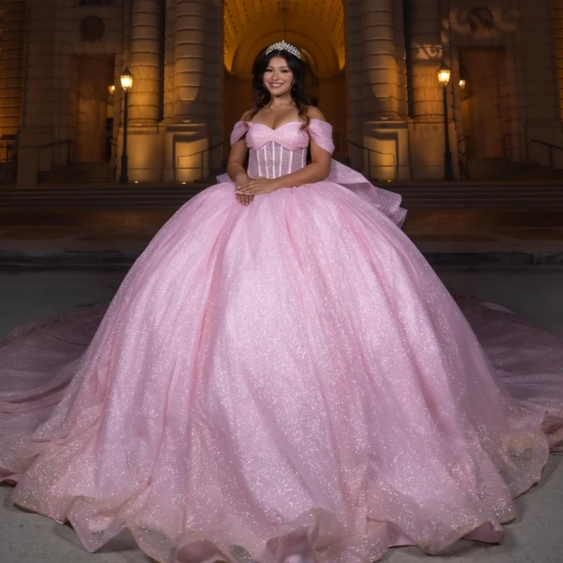 ピンクの光沢のあるキンセアニェーラドレス、オフショルダー、チュール、リボン、コルセット、パーティー、誕生日、スイート16ドレス、ベスティドス、15デアノス