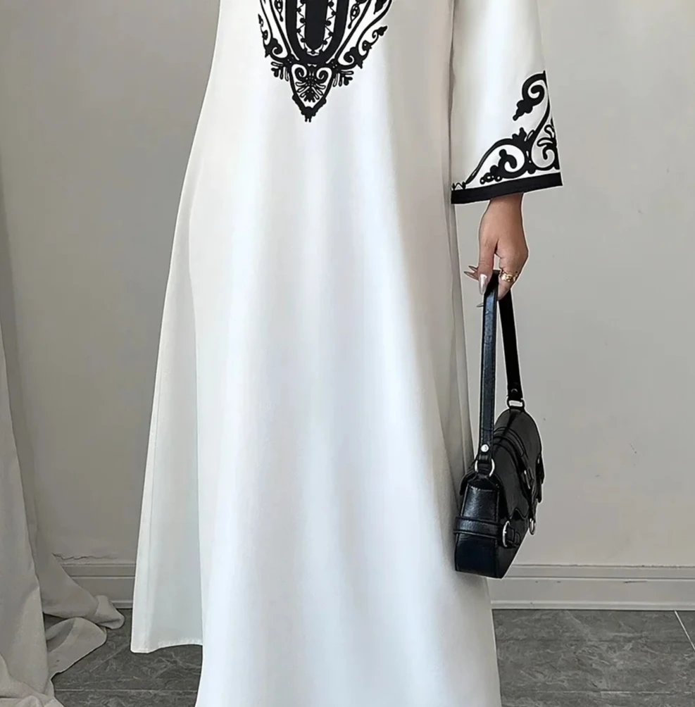 Sukienka damska z dekoltem w serek, długim rękawem, haftem, frędzlami, czarna, długa do kostek, luźna w talii.