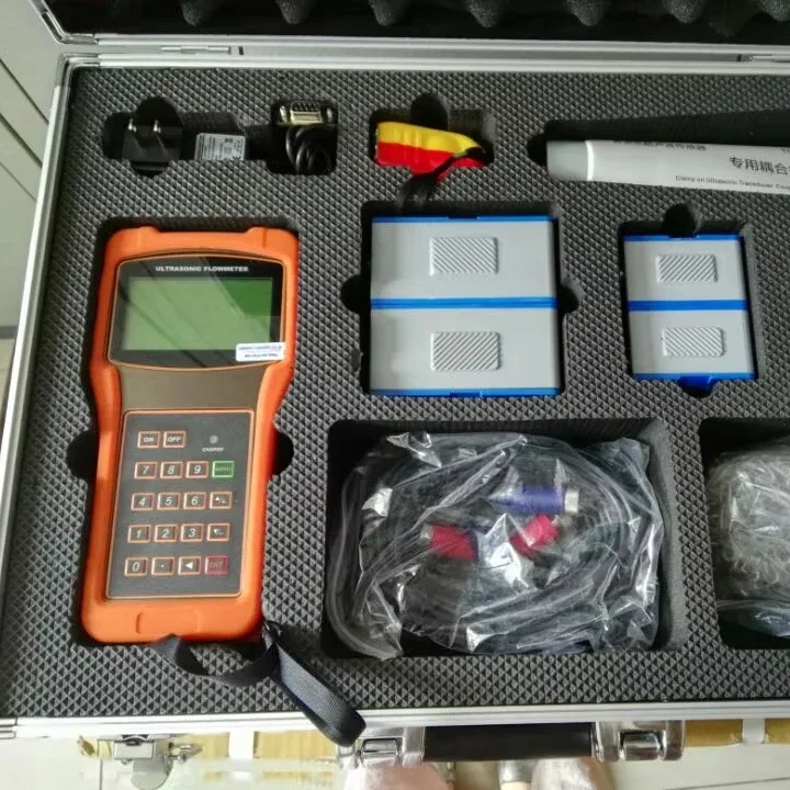 

RS485 Цифровой дисплей Зажим на расходомере Вода Сточные вод Река Сырая жидкость Ручной ультразвуковой расходомер