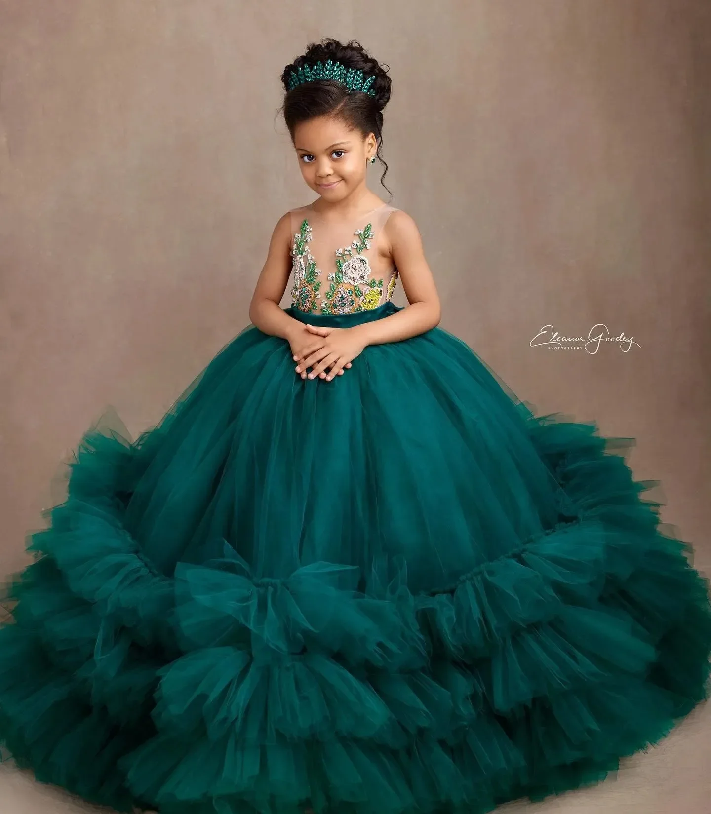 

Luxury Dark Green Flowe Girl Dress Sleeveless Lace Applqiues Tiered Pleated Tulle Dresses For Wedding Spacial Occasion Ball Gown
