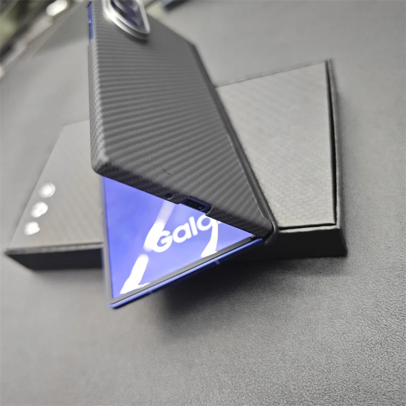 Etui magnetyczne z włókna aramidowego na centralną oś do Samsung Galaxy Z Fold 7, ultracienkie etui ochronne z włókna aramidowego w stylu karbonu.